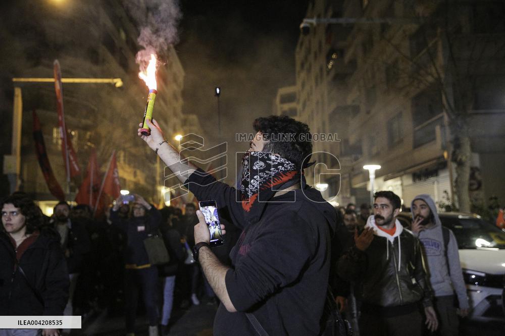 Thousands protest over Istanbul mayor arrest - Izmir