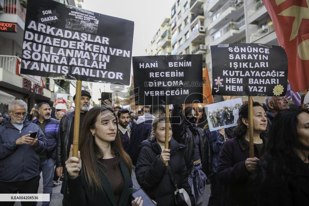 Thousands protest over Istanbul mayor arrest - Izmir