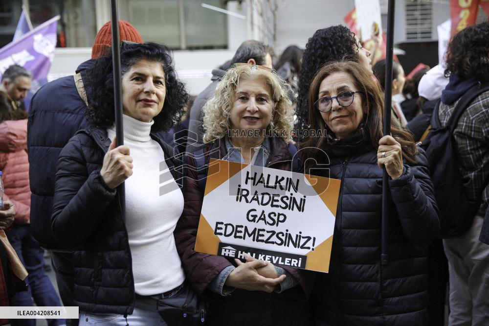 Thousands protest over Istanbul mayor arrest - Izmir