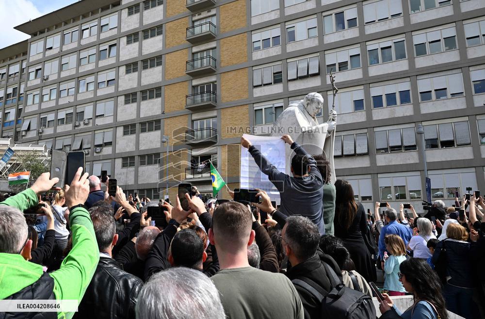 Pope Francis Greets Crowds Before Discharge From Hospital  - Rome