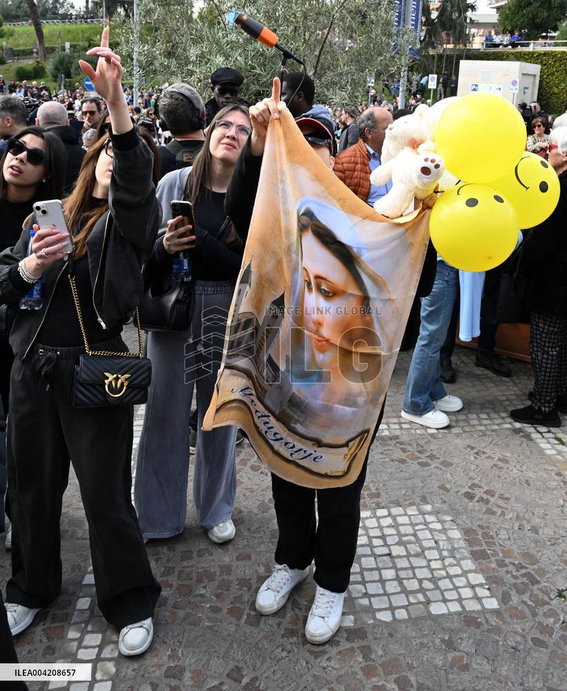 Pope Francis Greets Crowds Before Discharge From Hospital  - Rome