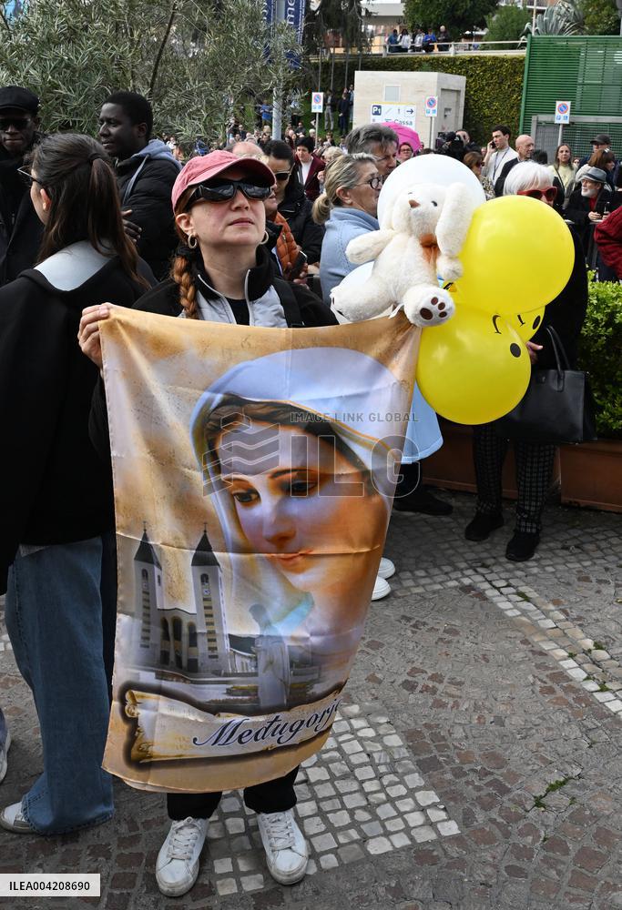 Pope Francis Greets Crowds Before Discharge From Hospital  - Rome