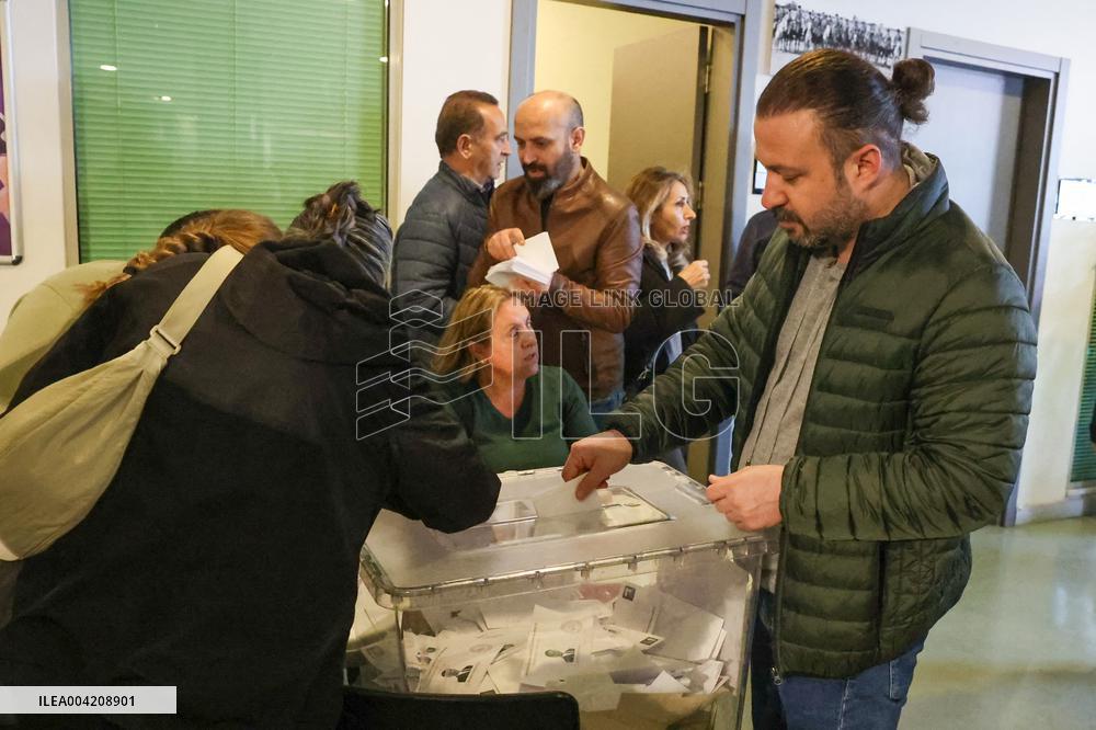 Turkish opposition party members, others head to polls for primary election - Istanbul