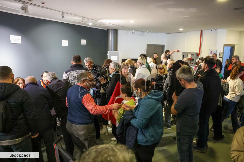 Turkish opposition party members, others head to polls for primary election - Istanbul