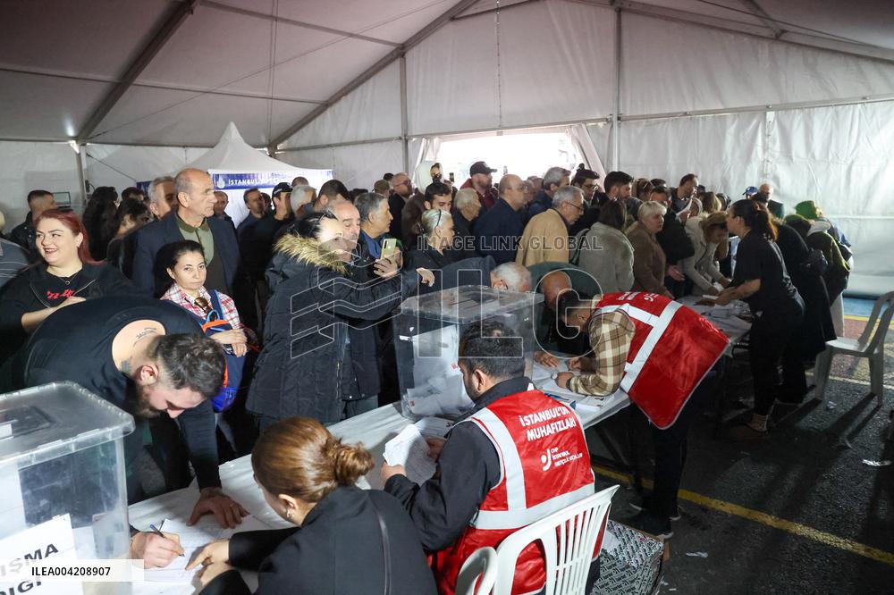 Turkish opposition party members, others head to polls for primary election - Istanbul