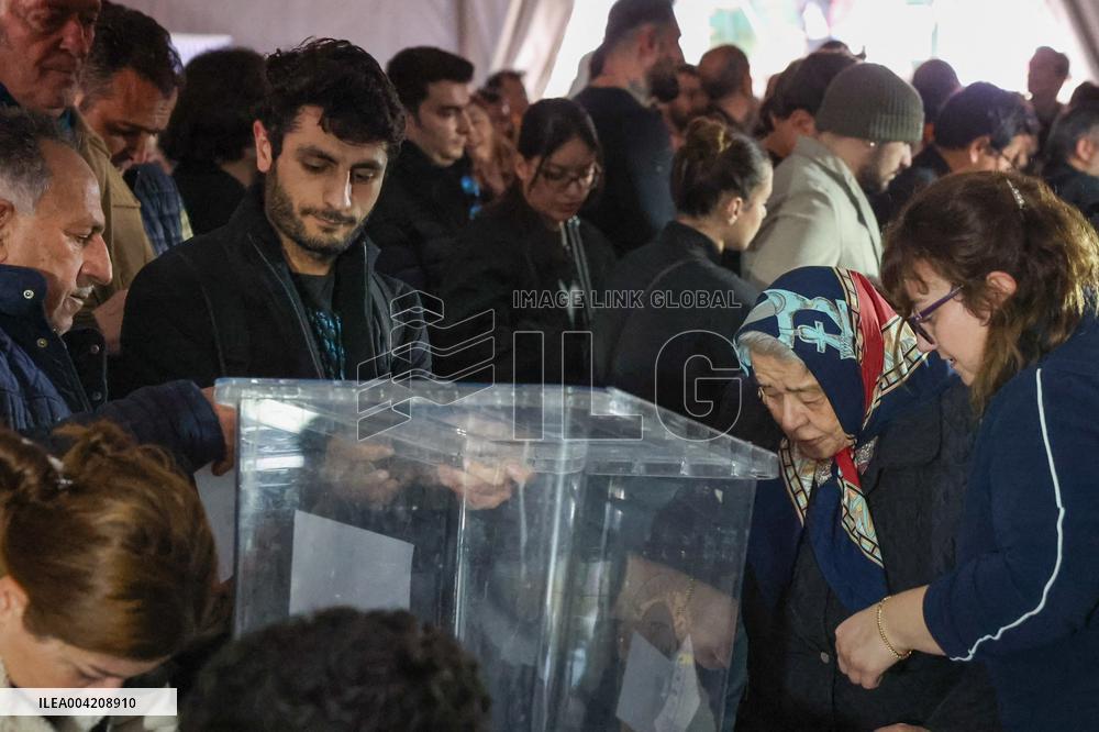 Turkish opposition party members, others head to polls for primary election - Istanbul