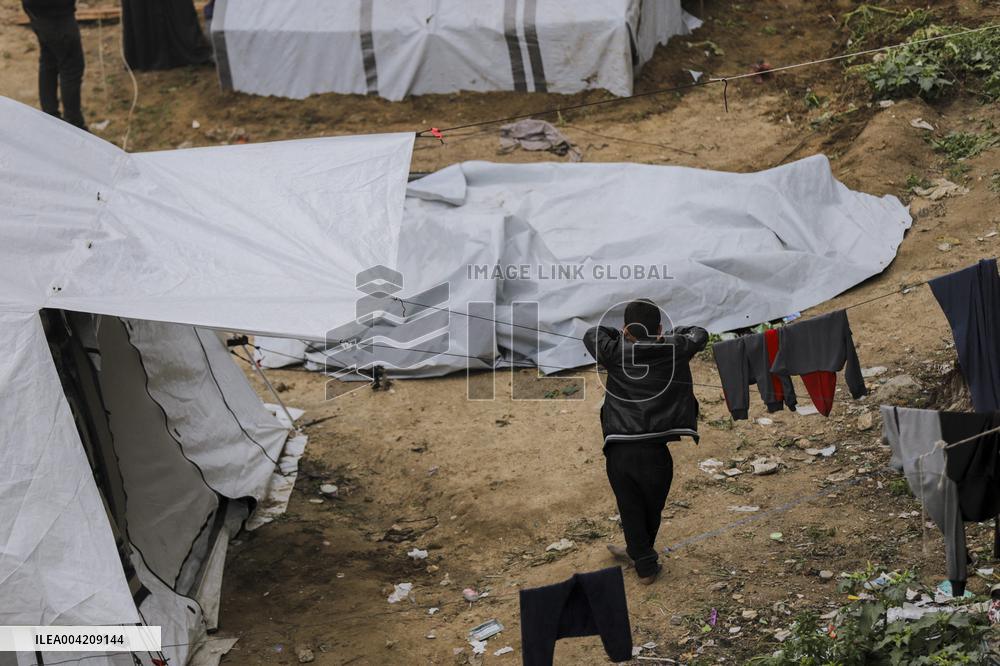 Displaced Palestinians live in partially demolished buildings - Gaza