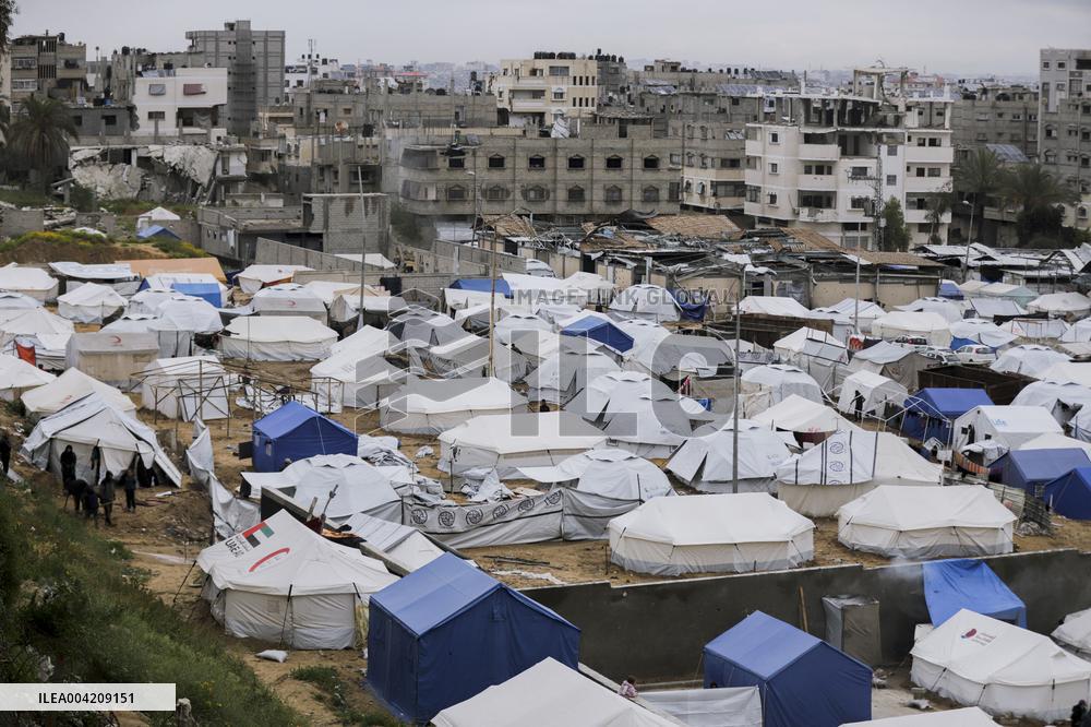 Displaced Palestinians live in partially demolished buildings - Gaza