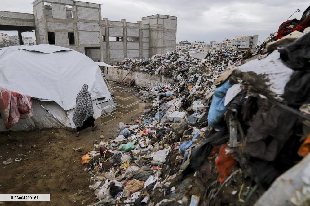 Displaced Palestinians live in partially demolished buildings - Gaza
