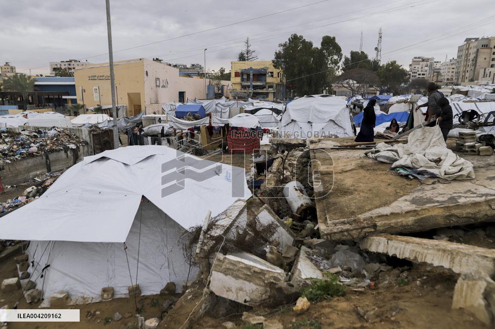 Displaced Palestinians live in partially demolished buildings - Gaza