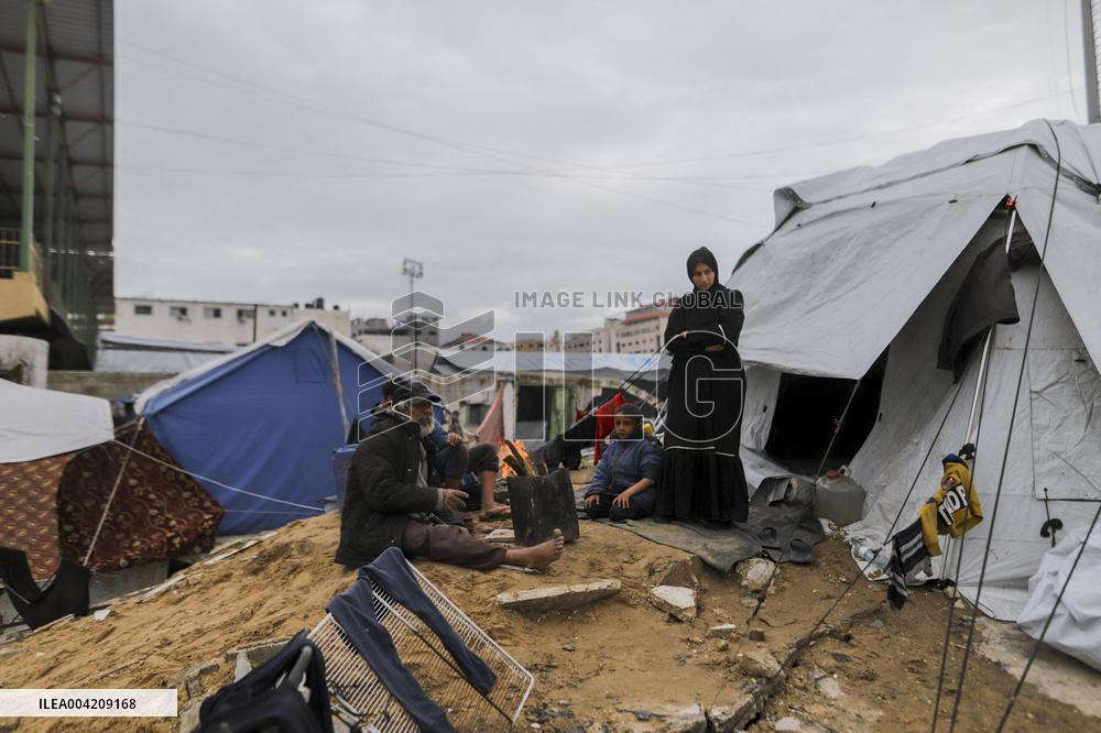 Displaced Palestinians live in partially demolished buildings - Gaza