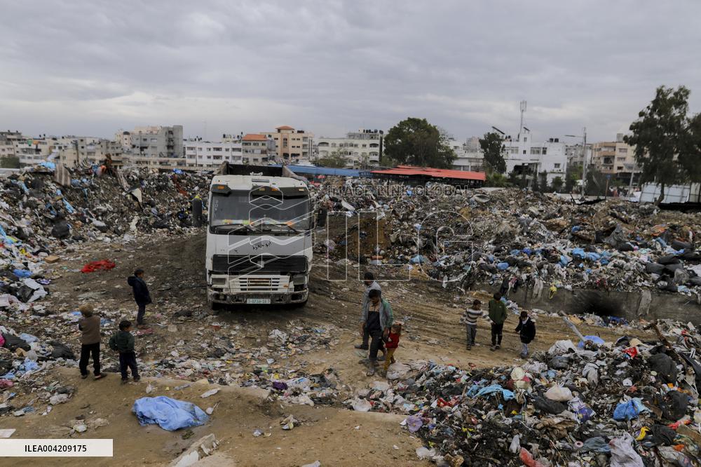Displaced Palestinians live in partially demolished buildings - Gaza