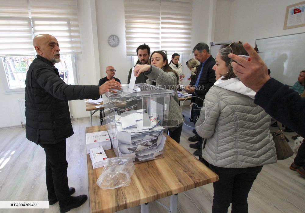 Turkish opposition holds historic primary as Istanbul Mayor Imamoglu jailed
