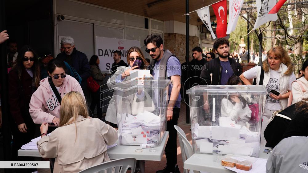 Turkish opposition holds historic primary as Istanbul Mayor Imamoglu jailed
