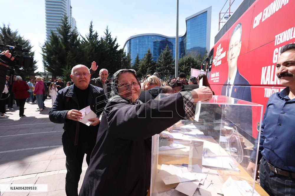 Turkish opposition holds historic primary as Istanbul Mayor Imamoglu jailed