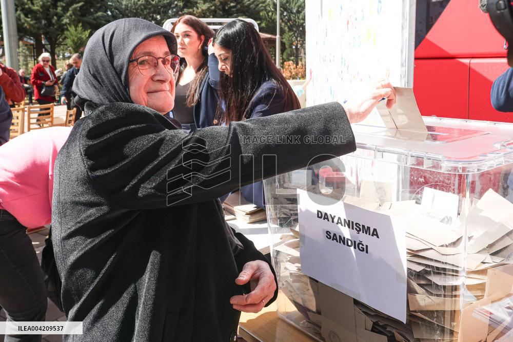 Turkish opposition holds historic primary as Istanbul Mayor Imamoglu jailed