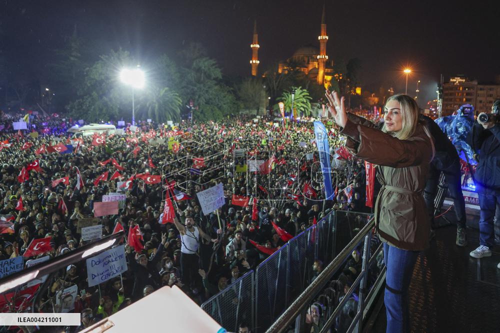 Thousands protest for fifth night over justice and democracy - Istanbul