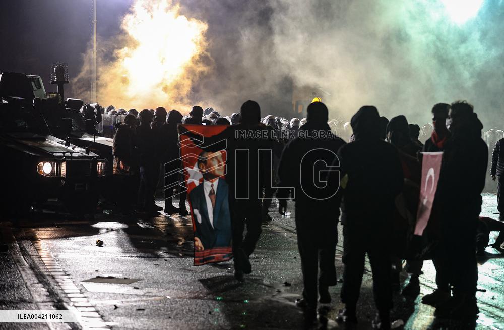 Thousands protest for fifth night over justice and democracy - Istanbul