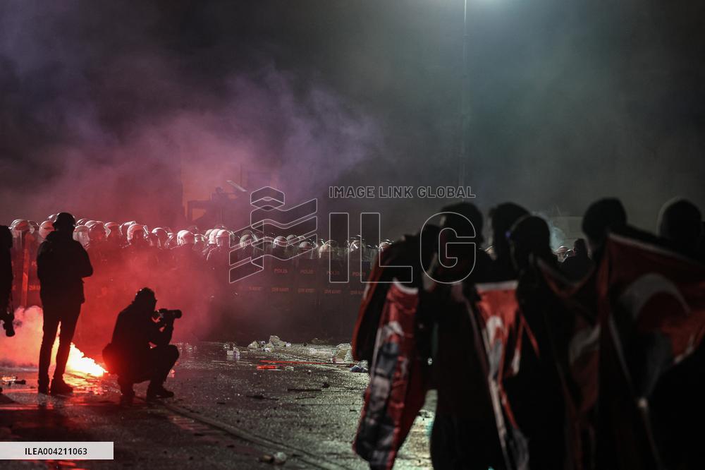 Thousands protest for fifth night over justice and democracy - Istanbul