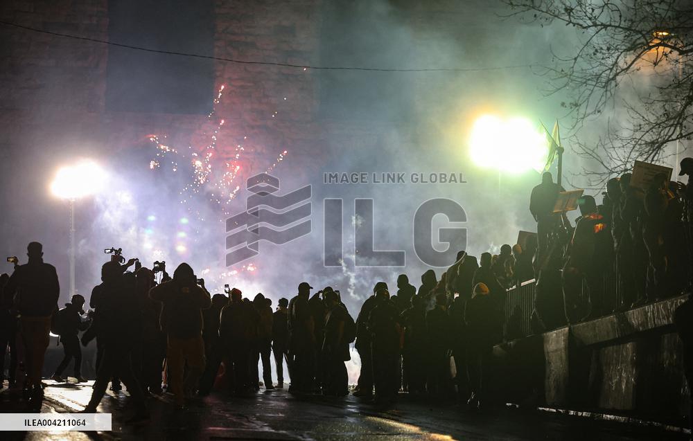 Thousands protest for fifth night over justice and democracy - Istanbul