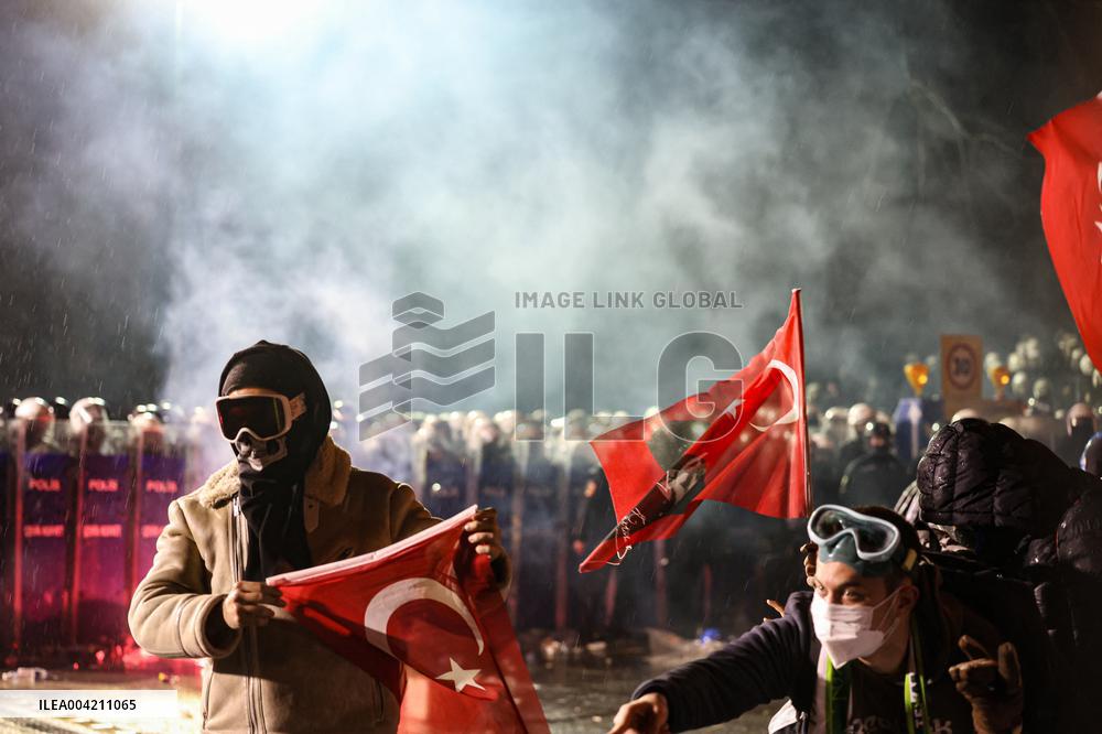 Thousands protest for fifth night over justice and democracy - Istanbul