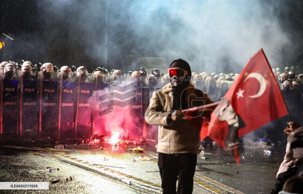 Thousands protest for fifth night over justice and democracy - Istanbul