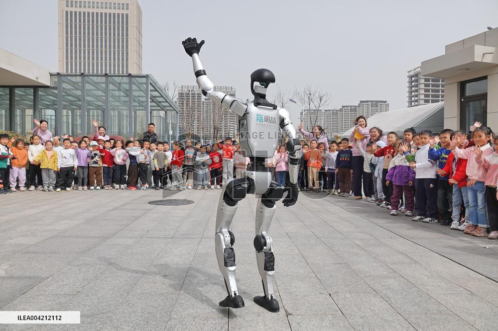 Humanoid Robots Enter School in Yantai