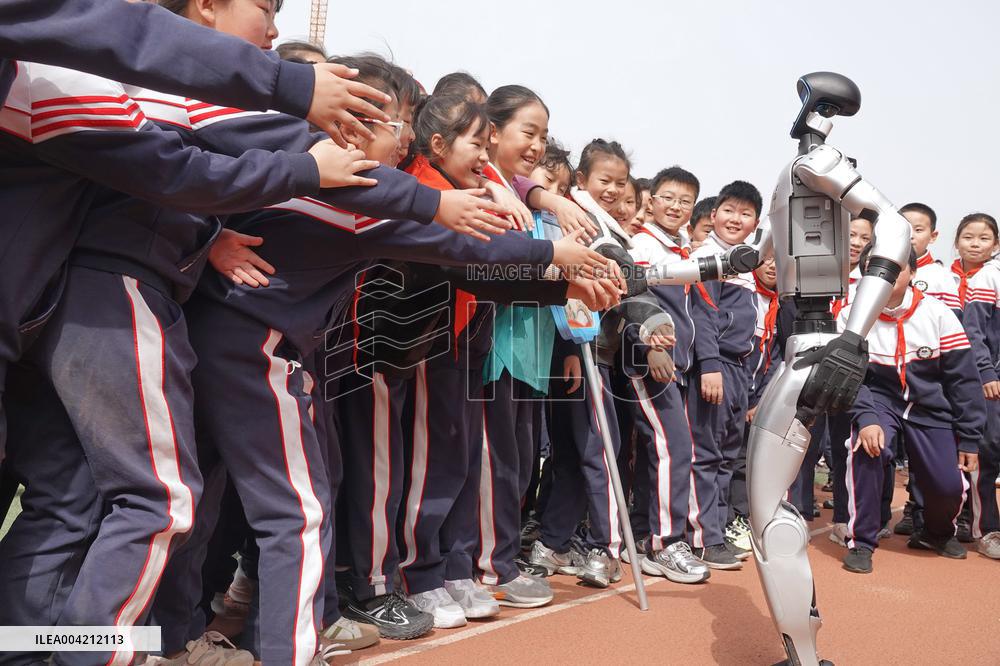 Humanoid Robots Enter School in Yantai