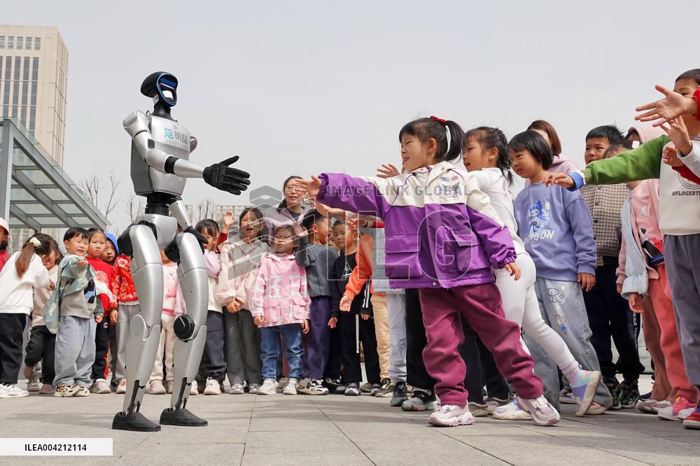 Humanoid Robots Enter School in Yantai