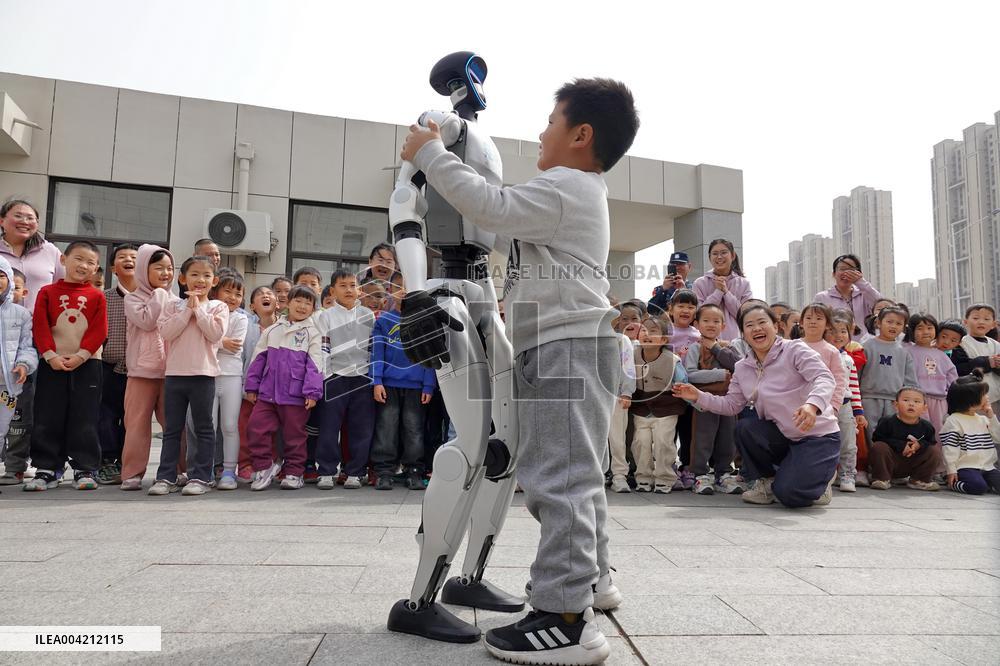Humanoid Robots Enter School in Yantai