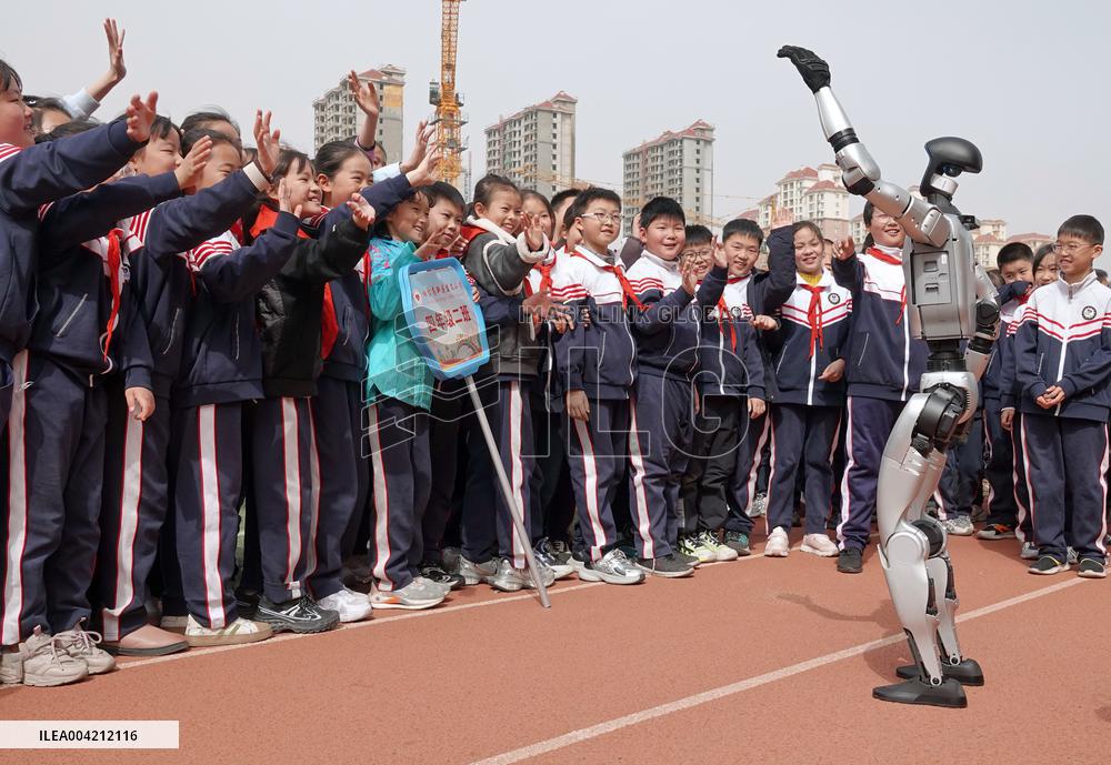 Humanoid Robots Enter School in Yantai