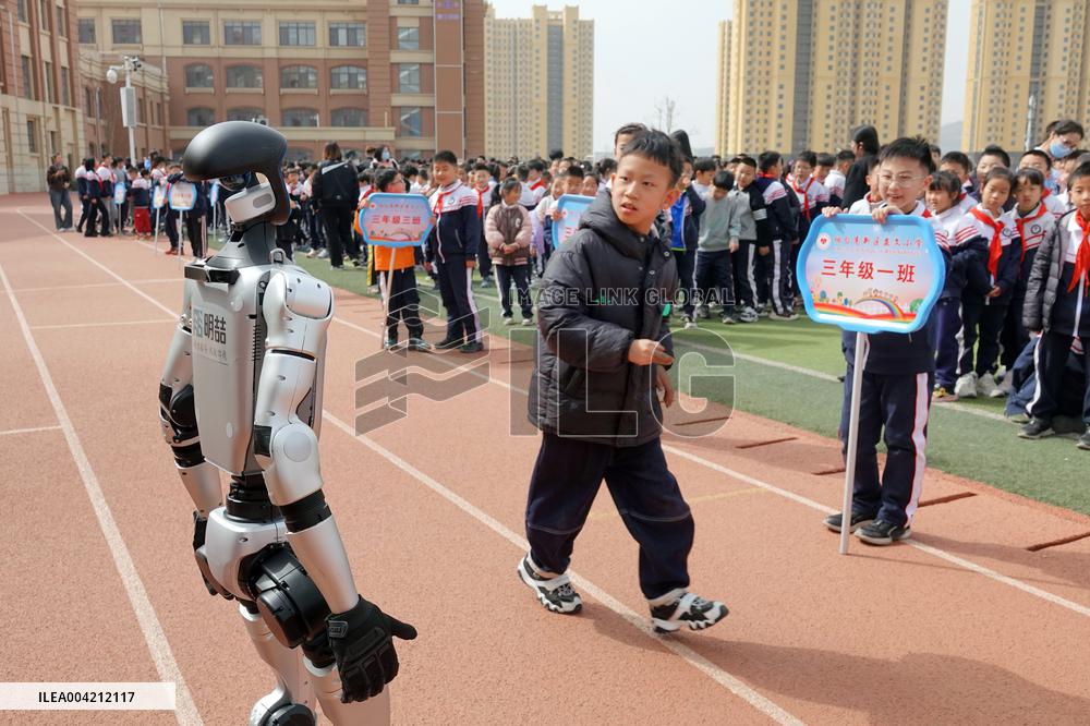 Humanoid Robots Enter School in Yantai