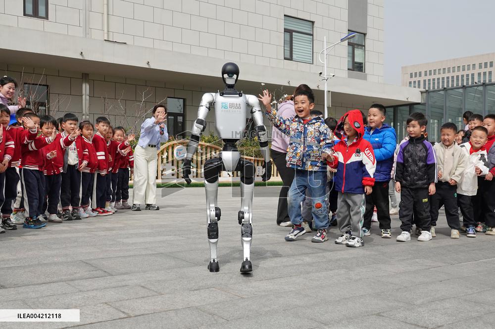 Humanoid Robots Enter School in Yantai