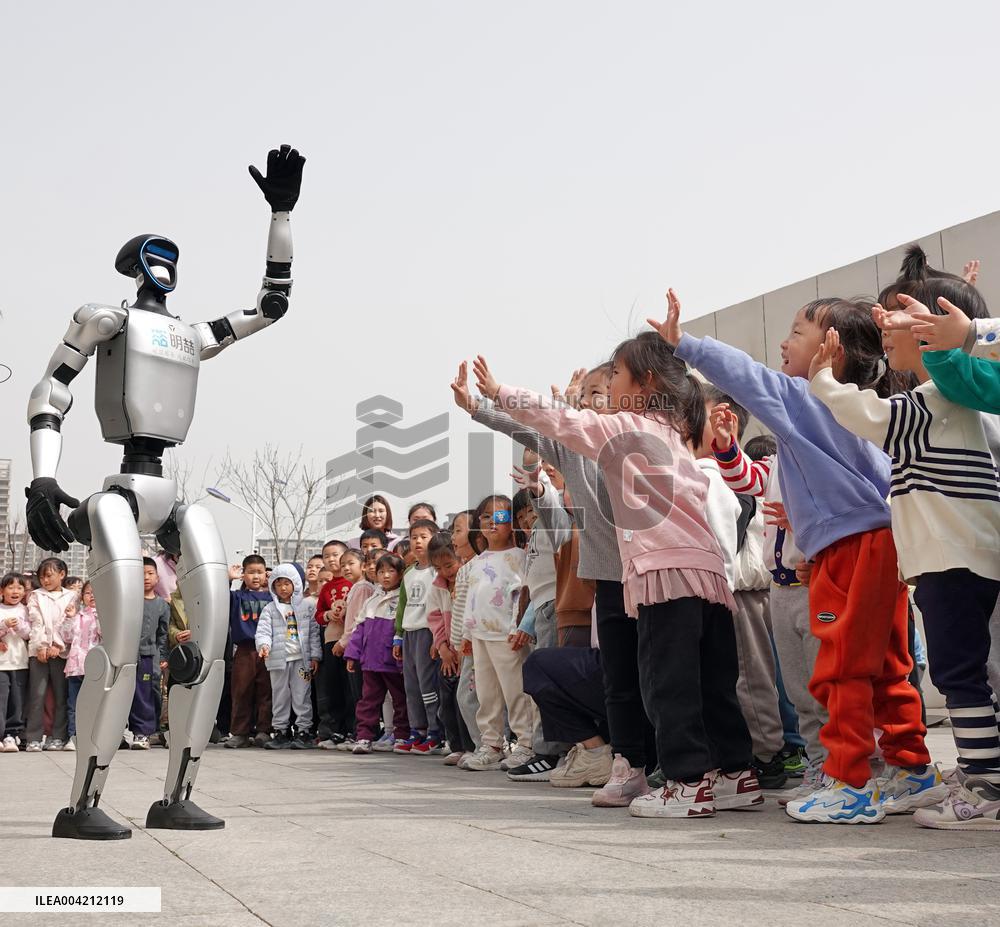 Humanoid Robots Enter School in Yantai