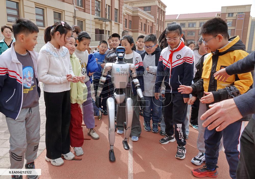 Humanoid Robots Enter School in Yantai