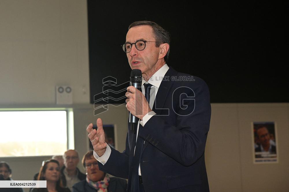 Bruno Retailleau Campaigns for Les Républicains - Bezannes