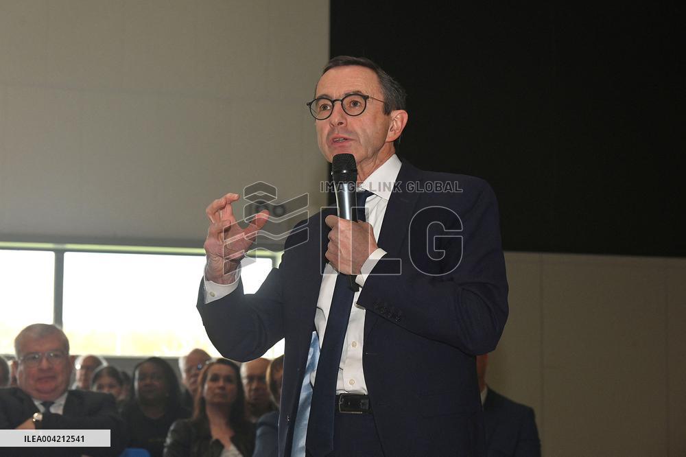 Bruno Retailleau Campaigns for Les Républicains - Bezannes
