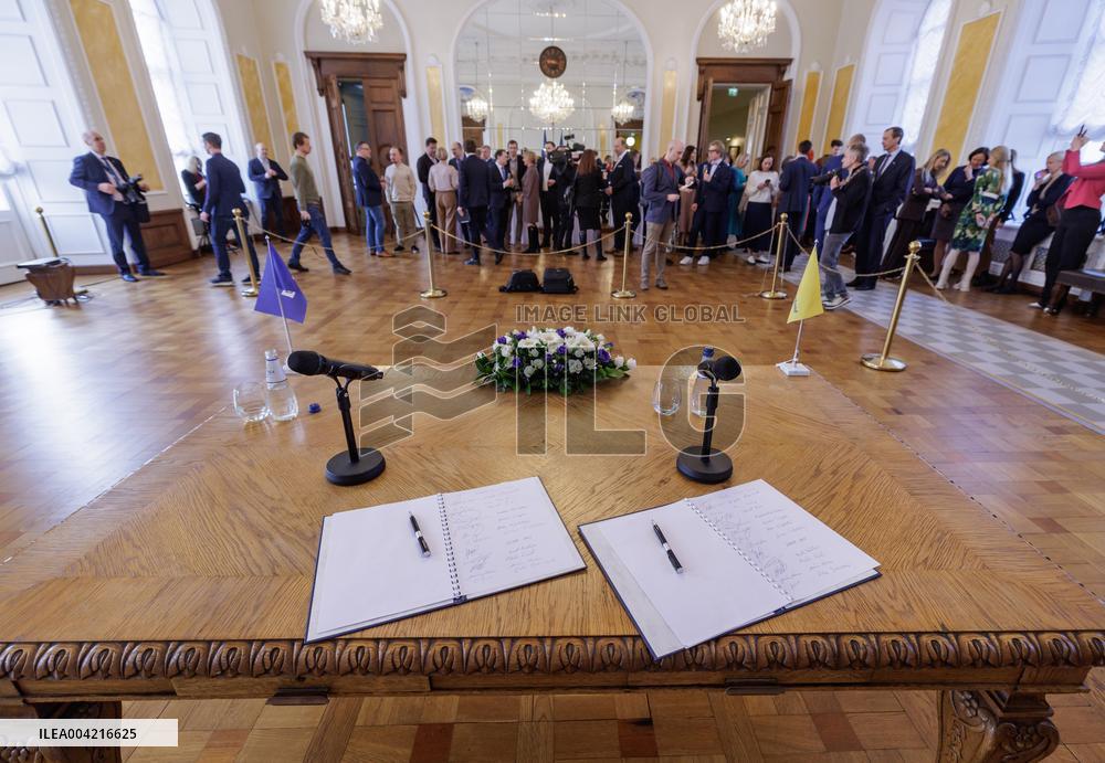 Signing of the new coalition agreement
