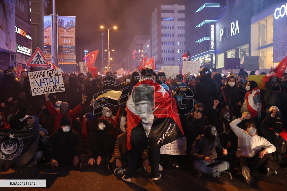 Protests in Ankara over jailing of Istanbul mayor - Turkey