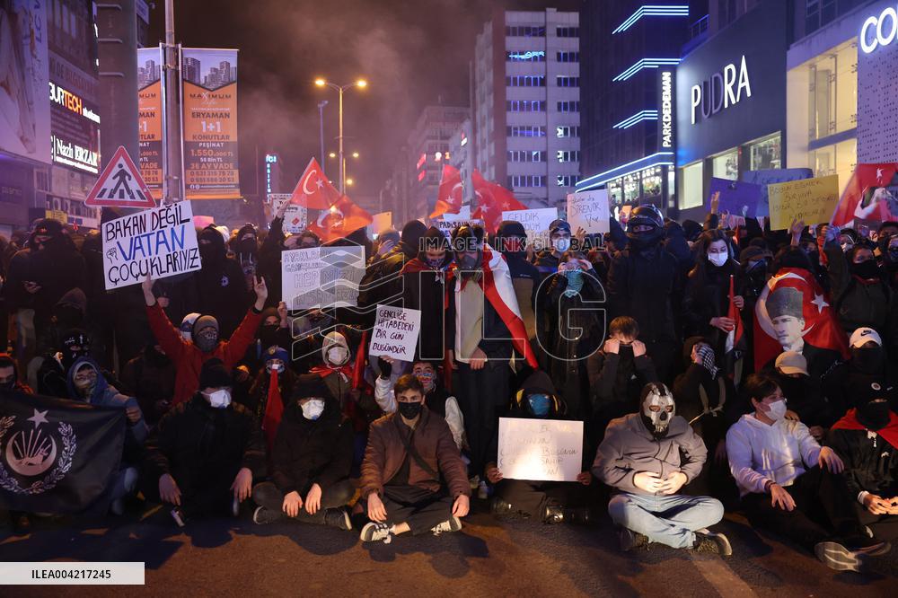 Protests in Ankara over jailing of Istanbul mayor - Turkey