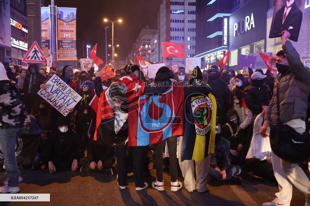 Protests in Ankara over jailing of Istanbul mayor - Turkey