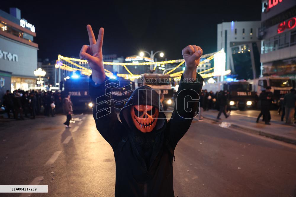 Protests in Ankara over jailing of Istanbul mayor - Turkey