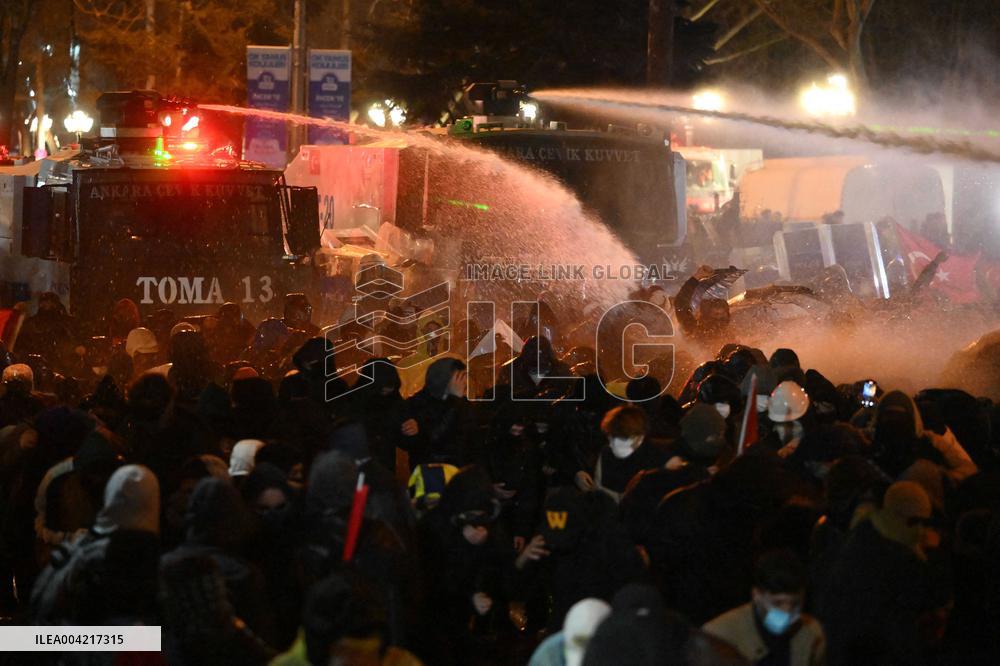 Protests in Ankara over jailing of Istanbul mayor - Turkey