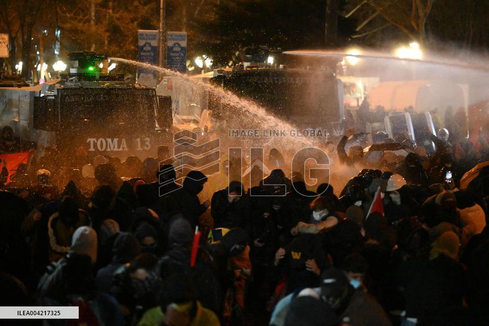 Protests in Ankara over jailing of Istanbul mayor - Turkey
