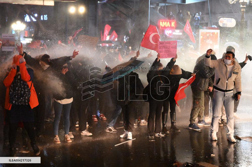 Protests in Ankara over jailing of Istanbul mayor - Turkey