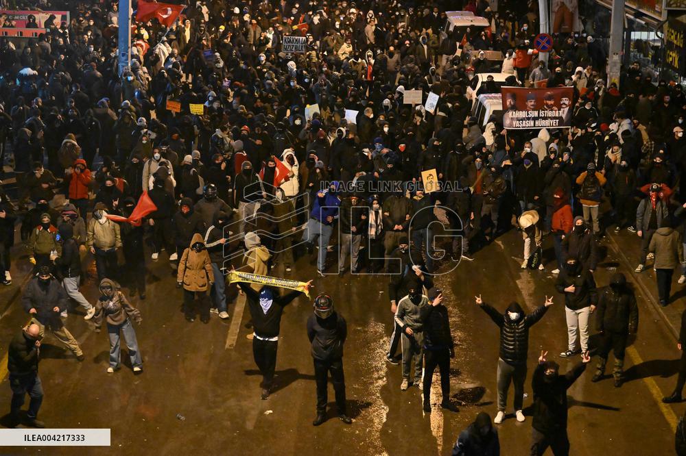 Protests in Ankara over jailing of Istanbul mayor - Turkey