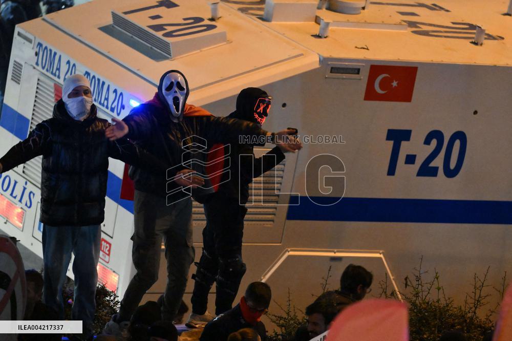 Protests in Ankara over jailing of Istanbul mayor - Turkey