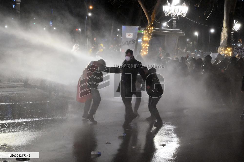 Protests in Ankara over jailing of Istanbul mayor - Turkey