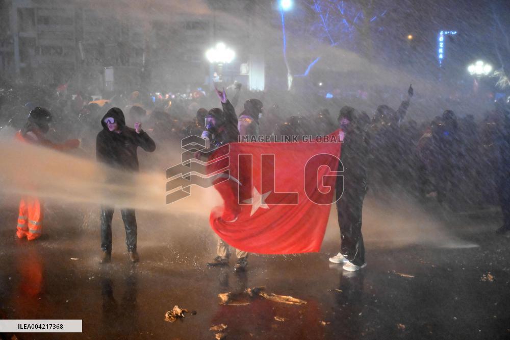 Protests in Ankara over jailing of Istanbul mayor - Turkey