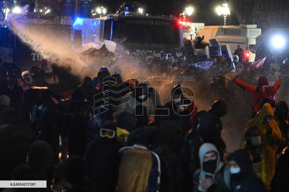 Protests in Ankara over jailing of Istanbul mayor - Turkey